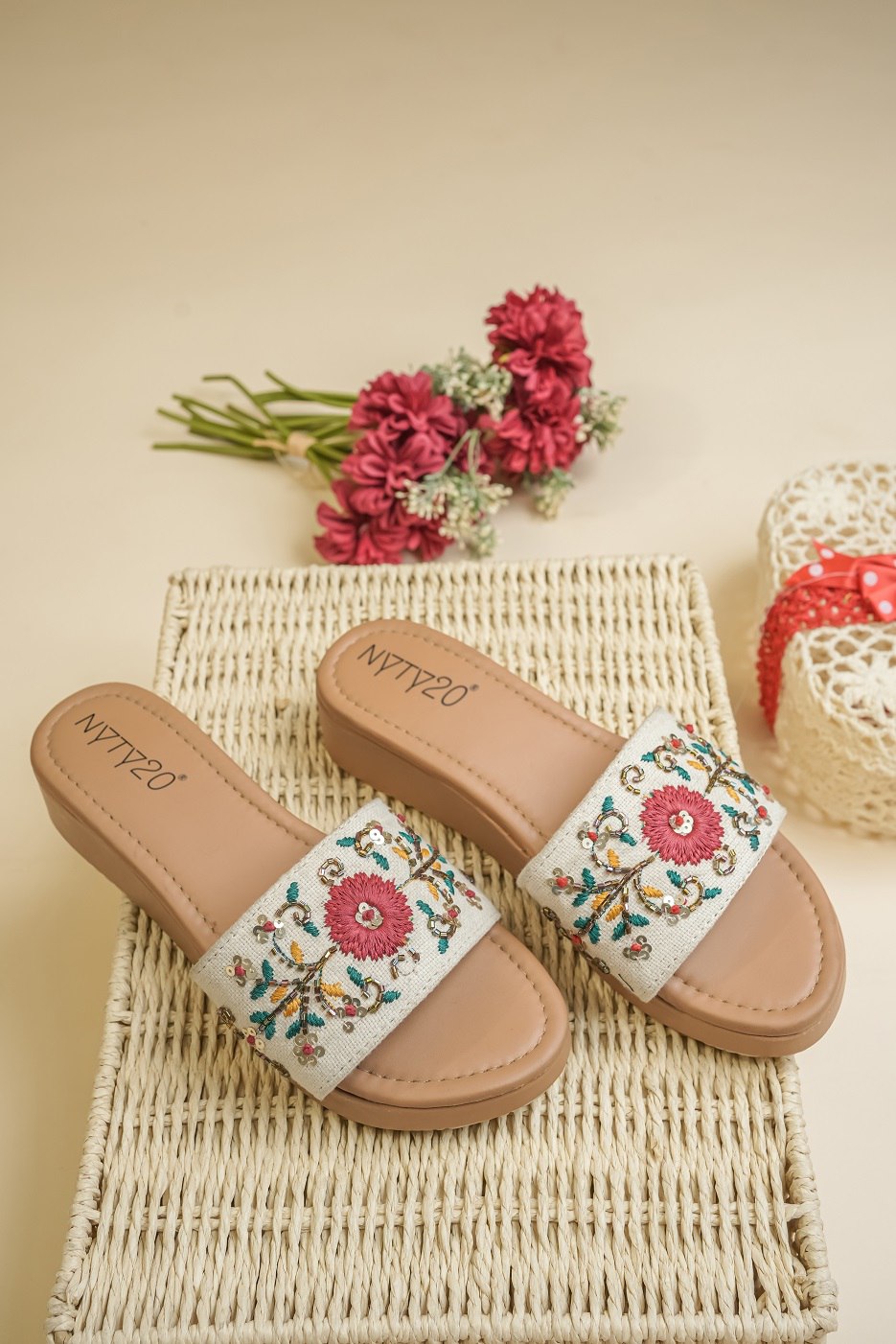 NYTY20 FLOWER FLAT HEEL SANDAL (CHAPPAL)