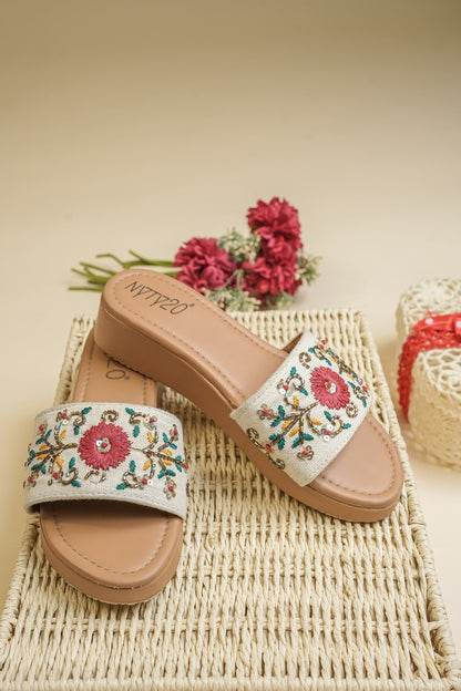 NYTY20 FLOWER FLAT HEEL SANDAL (CHAPPAL)
