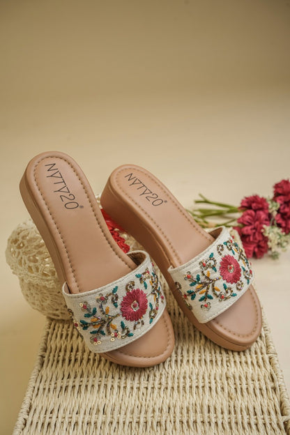 NYTY20 FLOWER FLAT HEEL SANDAL (CHAPPAL)